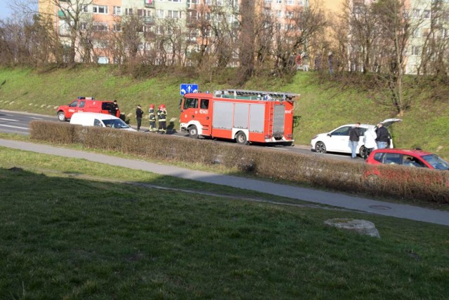 Gniezno: zderzenie wozu strażackiego z samochodem osobowym
