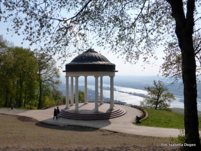 Tempel zbudowany w 1788 roku przez Karl Maximilian Graf von Ostein aby z tego miejsca podziwiać dolinę Renu. Znane postacie kt&oacute;re tu przyjeżdżały to Brentano, Beethoven i Goethe Fot.Isabella Degen