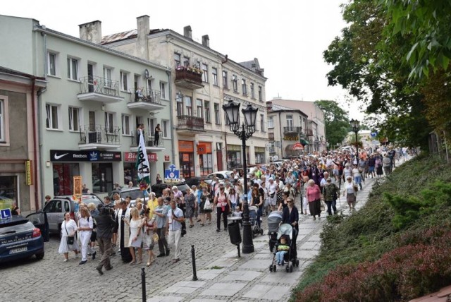 Pielgrzymi z Chełma wyruszyli na Jasną Górę

Chełmscy pielgrzymi ochoczo wyruszyli na Jasną Górę. Przed nimi długa i ciężka droga. - Z Chełma na Jasną Górę mamy 360 km – mówi ks. Mariusz Kruk.