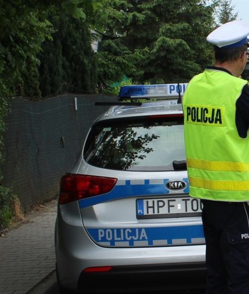 Wjechał autem w latarnię i położył się na trawie. Mieszkaniec Sieradza miał prawie 3 promile 