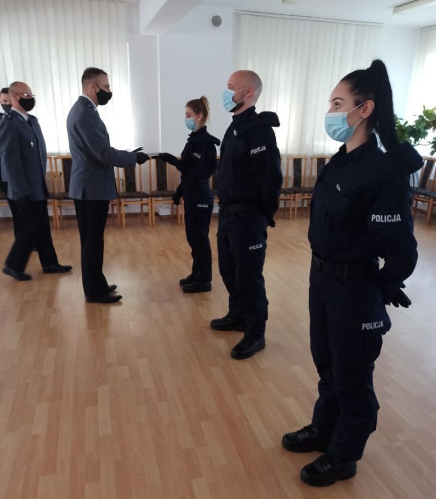 Głogowska policja ma nowych funkcjonariuszy. Służbę rozpoczną dwie policjantki i policjant