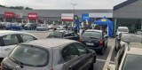 Sławno. Park handlowy działa pełną parą. Parking pełen aut ZDJĘCIA - 30.06.2022