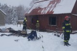 Strażacy gasili pożar drewnianego domu w gminie Przedbórz. Przyczyną nieszczelność przewodu kominowego