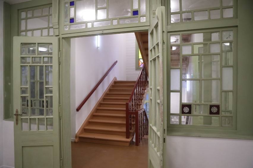 Zabytkowa willa w Centralnym Muzeum Włókiennictwa w Łodzi jak nowa. Do skansenu Łódzkiej Architektury Drewnianej trafiła z Rudy Pabianickiej