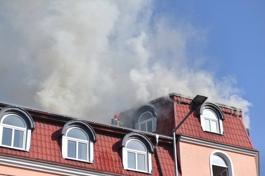 Leszno. Pożar  kamienicy należącej kiedyś do Panoramy Leszczyńskiej przy Lipowej 26. Z ogniem walczyło kilka jednostek ZDJĘCIA i FILMY