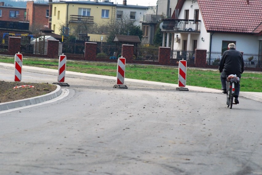 Budowa drogi w Jarocinie: Drogowcy wylali już asfalt na...