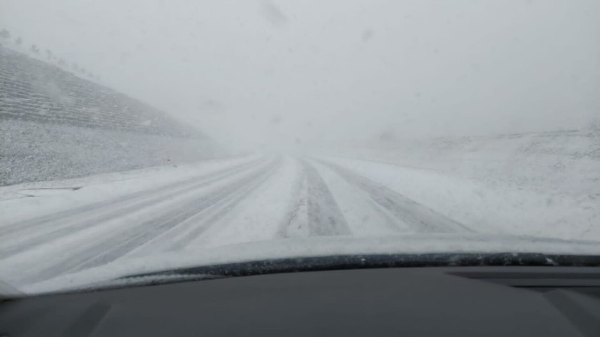 Śnieżyca w Katowicach. Na kilka minut pod śniegiem zniknęły ulice, auta, domy... Zobacz ZDJĘCIA mieszkańców