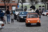 Maluchy opanowały Rynek w Lesznie. Otwarto sezon Osieckiej Grupy Miłośników Fiata 126p ZDJĘCIA