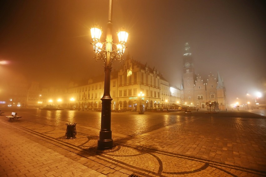 Wrocław utonął we mgle. Zobacz zjawiskowe zdjęcia z nocy i dzisiejszego poranka