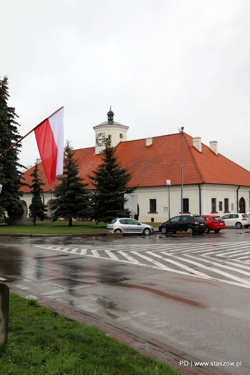 Święto Chrztu Polski w Staszowie. Zawisły biało-czerwone flagi (ZDJĘCIA)