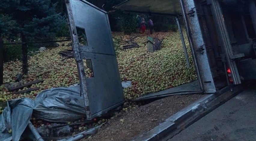 Ciężarówka z 24 tonami jabłek przewróciła się w Przyborowie na DW 768. Są utrudnienia w ruchu