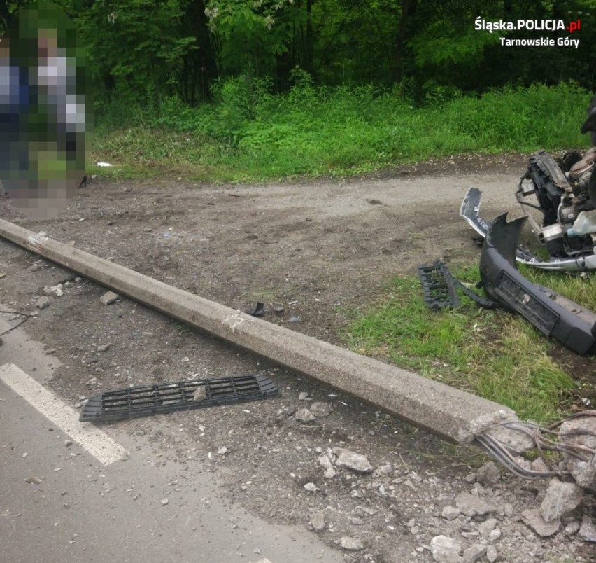 Wypadek w Miasteczku Śląskim. 20-latka wjechała samochodem w słup energetyczny. Samochód dachował