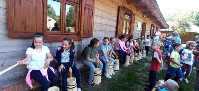 Dzieci z SP w Wierzbicy podczas pobytu w zagrodzie "Poleskie Sioło" dowiedziały się jak kiedyś wyrabiano masło. fot.