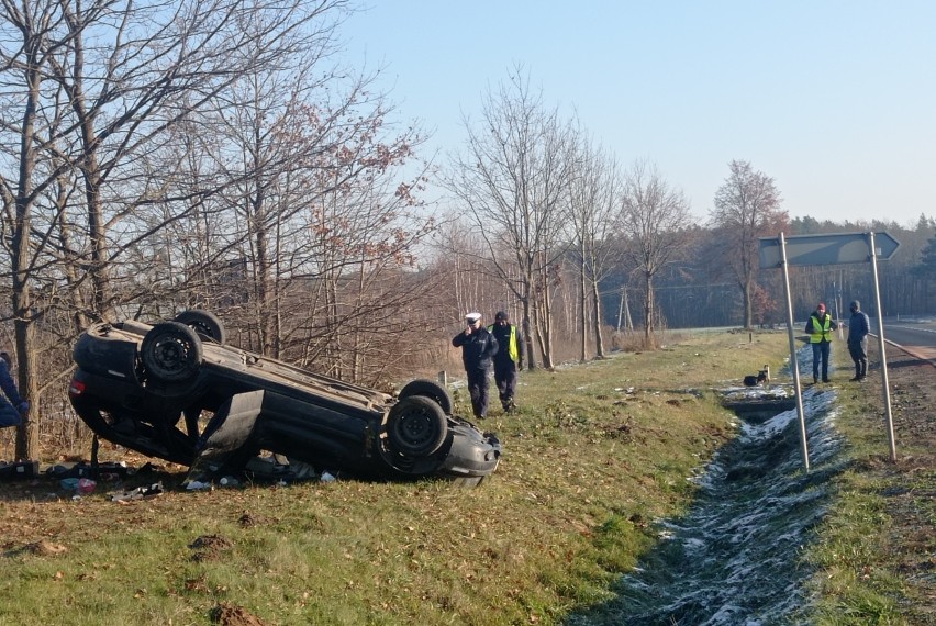 Wypadek w Owadowie na DK nr 12 koło Opoczna. Po dachowaniu pojazdu droga zablokowana