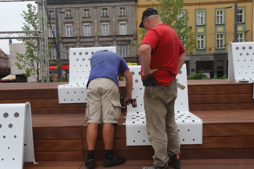 Rynek w Chorzowie jest nowy, a już pojawili się wandale, którzy go niszczą. Odkręcone śruby i próba kradzieży [ZDJĘCIA]