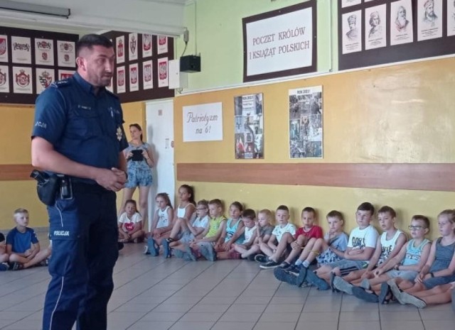 W łabiszyńskiej szkole, gdzie odbywają się kolonie letnie, zorganizowano spotkanie z dzielnicowym