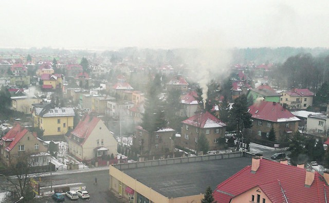 Nysa w zimowych miesiącach jest w czołówce miast w Polsce z najgorszym powietrzem. Tak wyglądają spowite smogiem ulice.