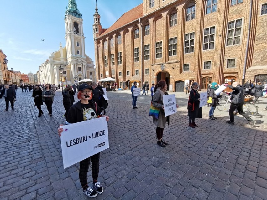 Dzień Milczenia w Toruniu. Tak protestowali przeciwko homofobii ZDJĘCIA