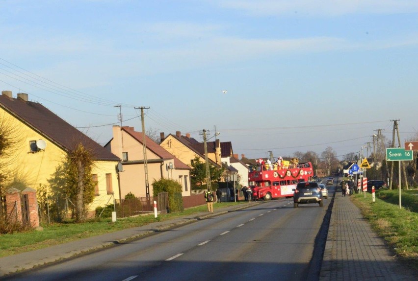 KOŚCIAN. Święty Mikołaj odwiedził Jerkę i Lubiń. Przejechał przez te miejscowości angielskim autobusem w towarzystwie postaci z bajek FOTO  