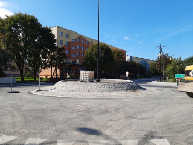 Budowa ronda na skrzyżowaniu ulic 11 Listopada, Dmowskiego i Parkowej w Jędrzejowie nadal trwa. Kiedy otwarcie?