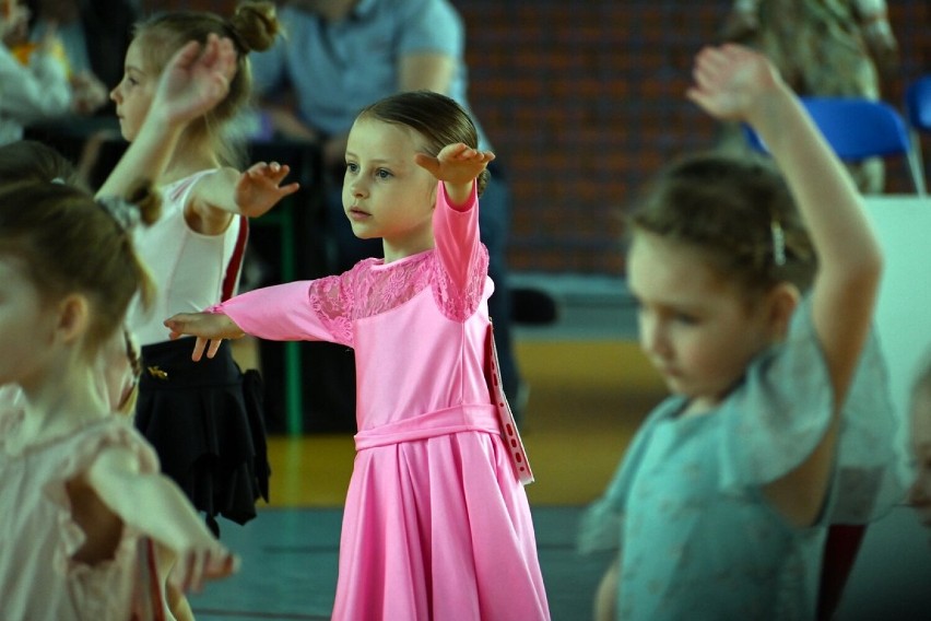 Hala sportowa zamieniła się w parkiet. W Sokółce spotkali się mali tancerze z całego województwa