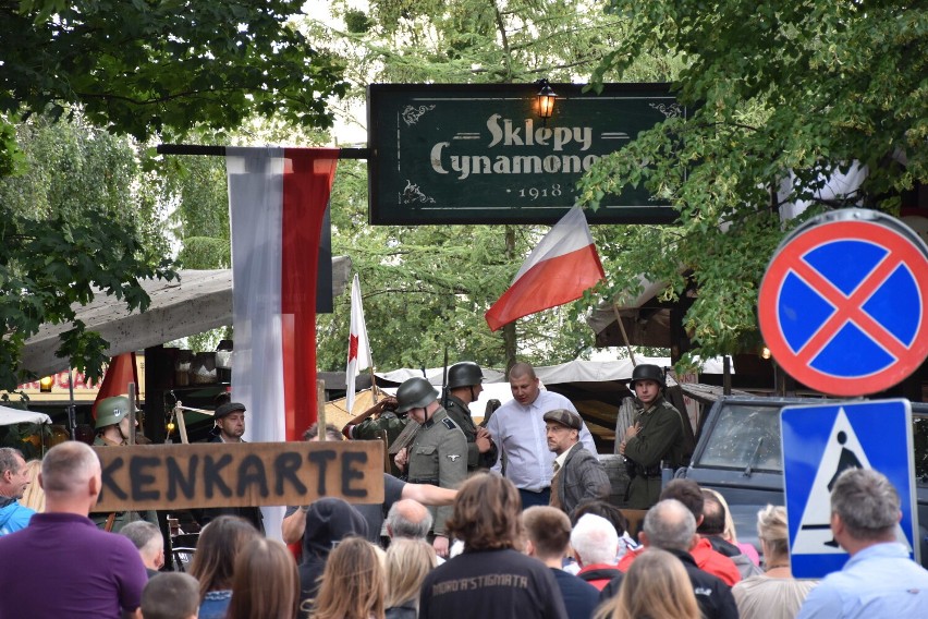 Malbork. 78 rocznica wybuchu Powstania Warszawskiego. Inscenizacja i koncert kapeli Sztajer w Sklepach Cynamonowych 