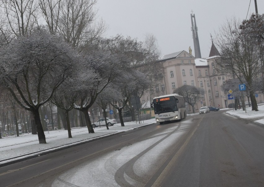 Znów zimowo na ulicach Zduńskiej Woli. Sypnęło śniegiem