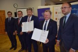 Kolej plus. Miliard zł na realizację trzech projektów. Władze województwa  i PKP podpisały dzisiaj w Ostrówku umowę na realizację zadań