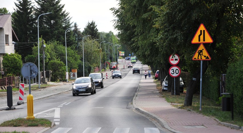 Uwaga kierowcy. Utrudnienie w ruchu w centrum Krosna. Ulica Okrzei jednokierunkowa