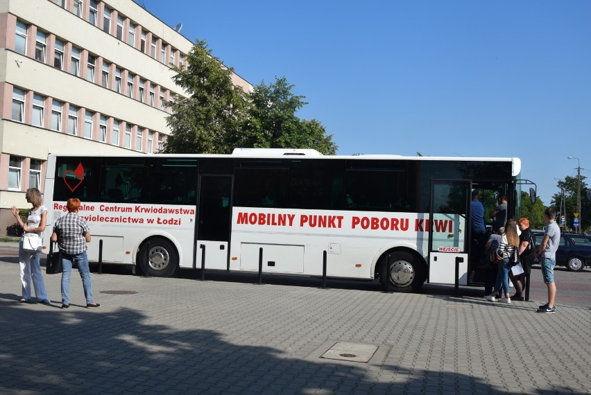 Zbiórka krwi w Łęczycy. Ambulans zaparkował przy UM Łęczyca [ZDJĘCIA]