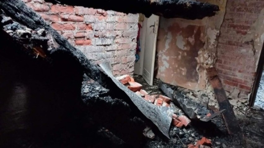Tak wyglądają wnętrza spalonego domu w Grabinach-Zameczku