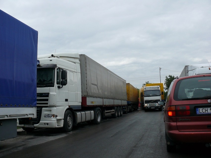 Tiry blokują Hutniczą w Chełmie. Kolejki po odbiór viaBOXów