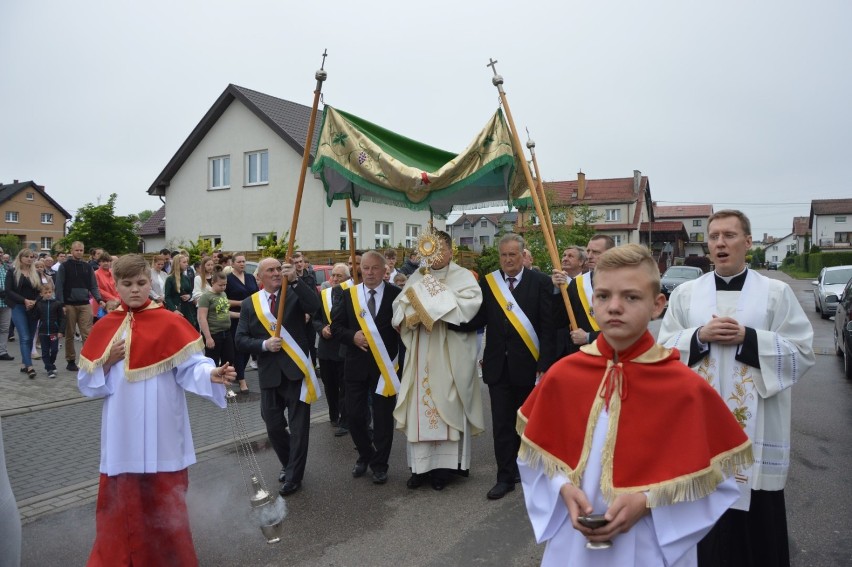 Lębork. Procesja Bożego Ciała w parafii p.w. Miłosierdzia Bożego przeszła wokół kościoła