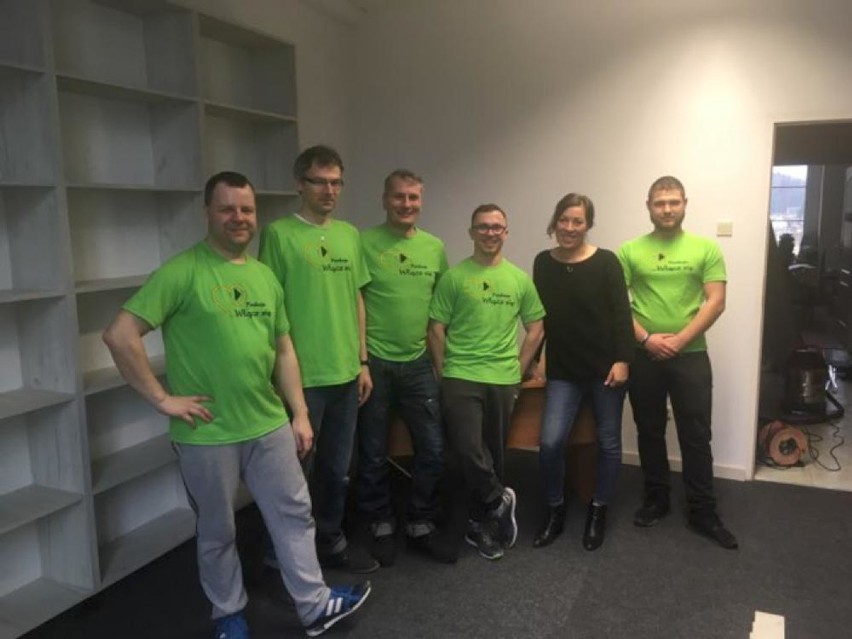 Fundacja ,,Włącz się" i wolontariusze odnowili szkolną bibliotekę w Oleśnicy
