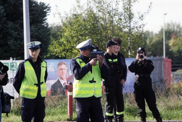 Najwyższe mandaty, zatem 500 złotowe, wręczane są za najbardziej niebezpieczne wykroczenia. Tym najpowszechniejszym jest przekroczenie dozwolonej prędkości o ponad 50 km na godz. Przy czym taryfikator daje policjantowi pewną dowolność – od 400 do 500 zł