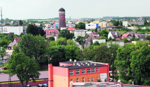 Z daleka wieża prezentuje się całkiem ładnie. Jej stan jest jednak fatalny