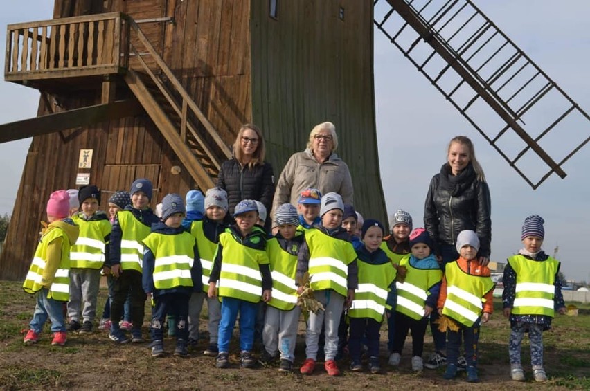 Przedszkolaki udały się z wizytą do grodziskiego Parku Miejskiego [GALERIA ZDJĘĆ]