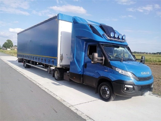 Kontrola tej ciężarówki zakończyła się nałożeniem na jej kierowcę grzywny na łączną kwotę 3250 zł oraz zakazem dalszej jazdy.