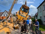 Nowa Wieś Lęborska: Koparka spadła z naczepy tira i niemal wpadła na ścianę domu