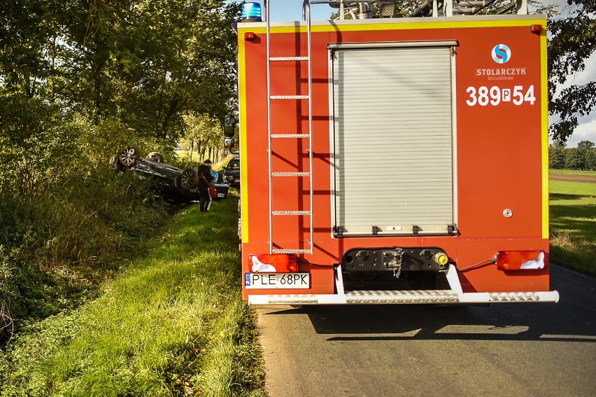 Land rover dachował między Święciechową a Piotrowicami po zderzeniu z innym autem [ZDJĘCIA]