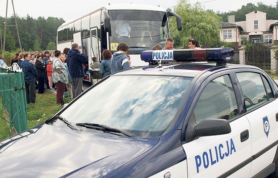 Policja jest zobowiązana do bezpłatnej kontroli autobusów, wożących dzieci na wycieczki, kolonie i obozy (&#169; fot. Grzegorz Gałasiński)