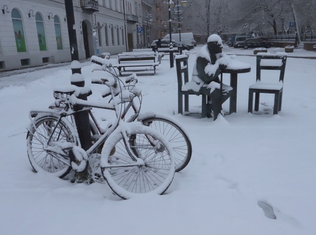 Z nadejścia zimy i opadów śniegu w Radomiu najbardziej cieszą się najmłodsi. Zobacz w galerii, jak wygląda miasto >>>