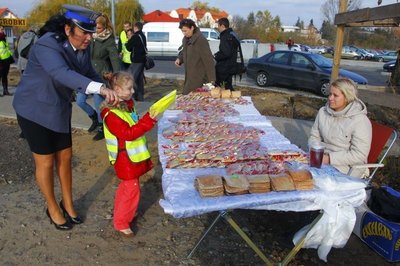 Dzieci rozdawały odblaski