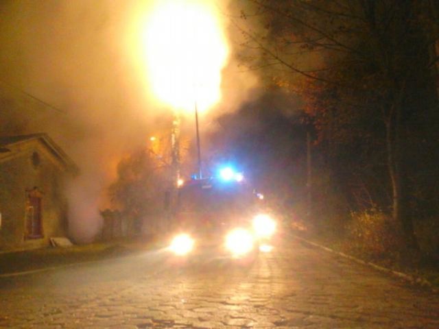 Pożar garażu w Ogrodzieńcu. Spaliły się auta.