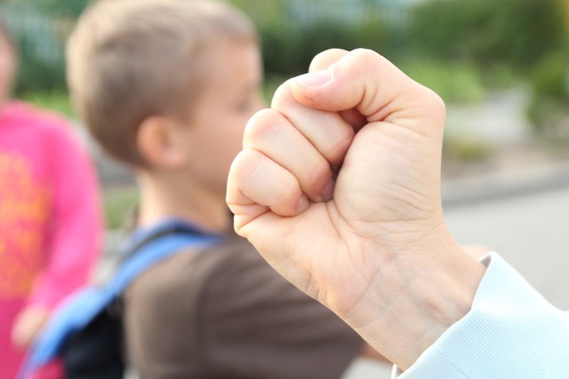 Prokuratura uznała, że aresztowany mężczyzna działał ze szczególnym okrucieństwem - często stosował kary cielesne: bił pięściami, kopał w głowę, brzuch, przypalał papierosami