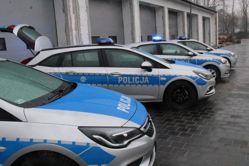 Cztery nowe radiowozy trafiły do dąbrowskich policjantów [ZDJĘCIA]