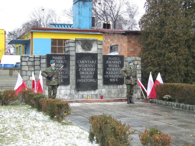 Warta honorowa na cmentarzu wojskowym z okresu II wojny światowej. Fot. Piotr Andrzejak