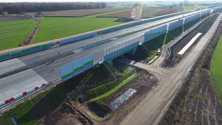 Koniec kolejnego etapu budowy A1 między Piotrkowem a Kamieńskiem. 10 km nowej drogi oddanych do użytku. ZDJĘCIA