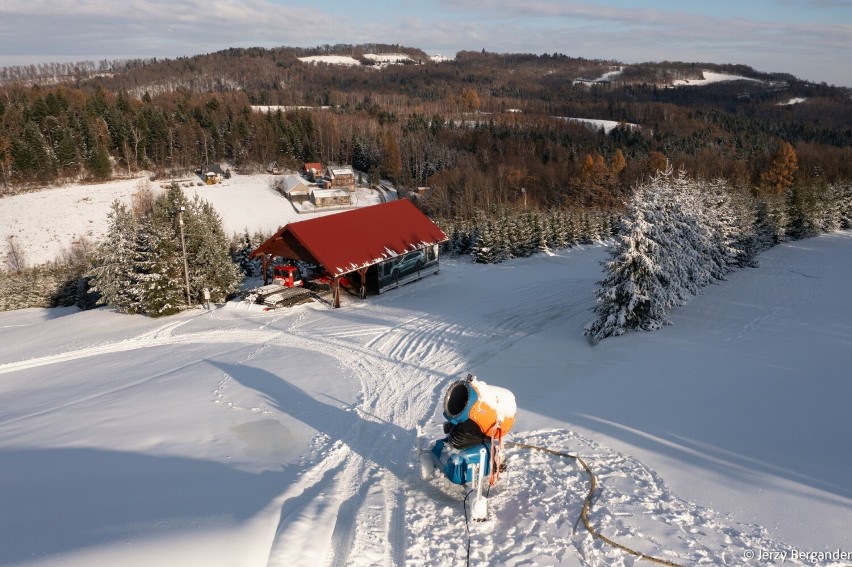 Otwarcie nowego sezonu narciarskiego na Jurasówce w Siemiechowie. Od soboty  dostępne będą wszystkie trzy trasy. Ceny, jak przed rokiem!