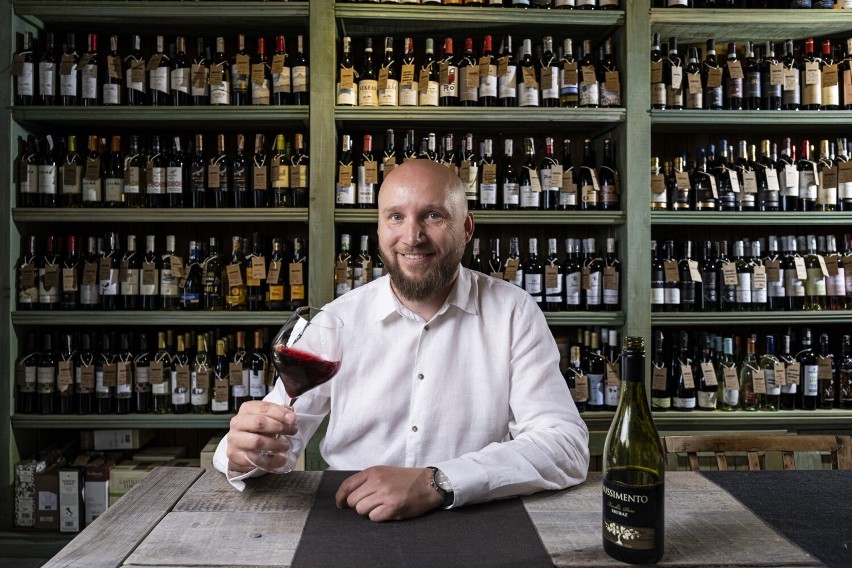 Toruń. Sommelier Jarosław Pochłopień zdradza tajniki swojego zawodu. "Wino ma cieszyć"